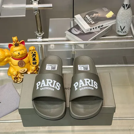 バレンシアガ スリッパ