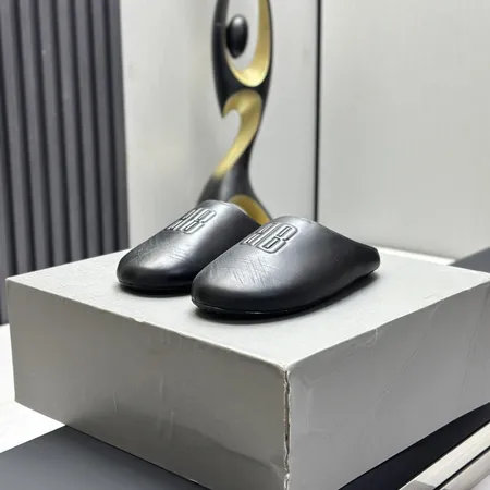 バレンシアガ スリッパ