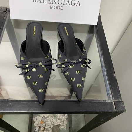 バレンシアガ スリッパ