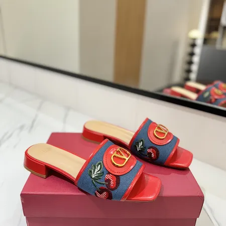 ヴァレンティノ スリッパ