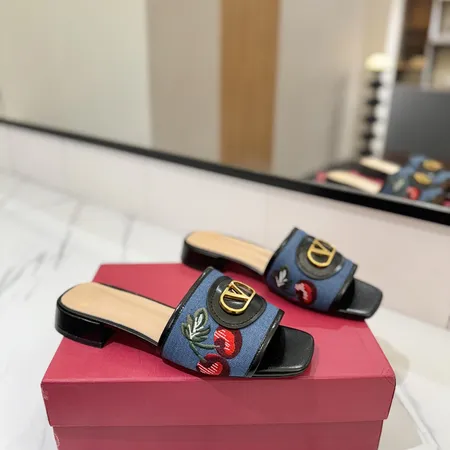 ヴァレンティノ スリッパ