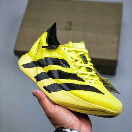 アディダス スニーカー