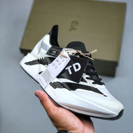 アディダス スニーカー