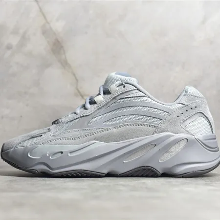 アディダス スニーカー