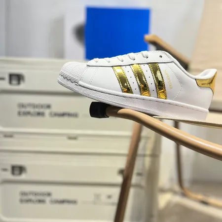 アディダス カジュアルシューズ