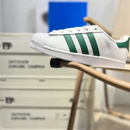 アディダス カジュアルシューズ