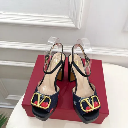 ヴァレンティノ サンダル