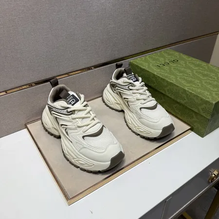 グッチ カジュアルシューズ