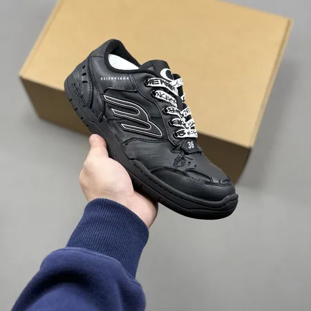 バレンシアガ カジュアルシューズ