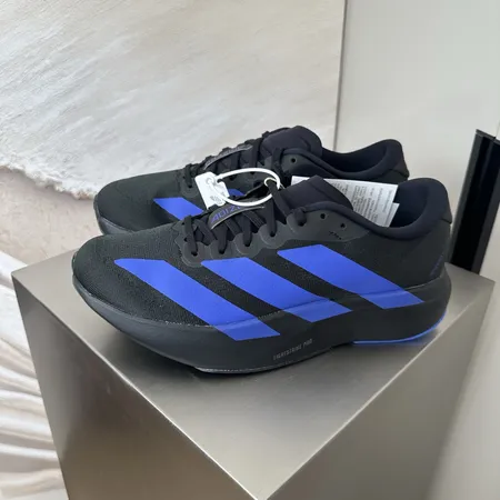 アディダス スニーカー