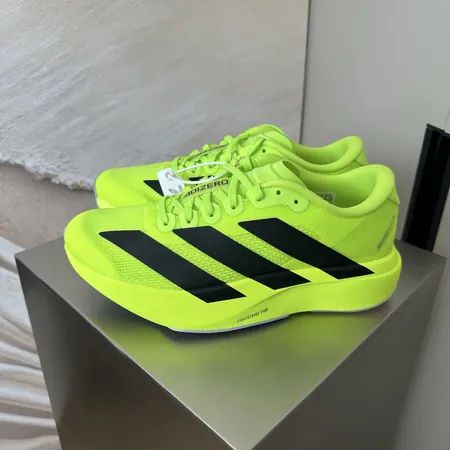 アディダス スニーカー