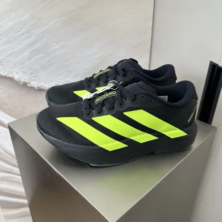 アディダス スニーカー