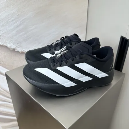 アディダス スニーカー