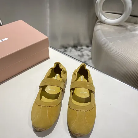 ミュウミュウ カジュアルシューズ