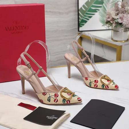 ヴァレンティノ サンダル