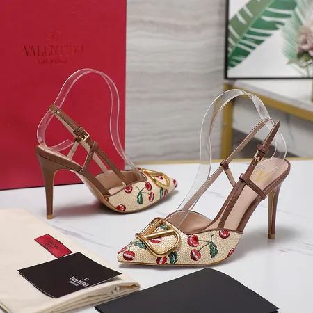 ヴァレンティノ サンダル