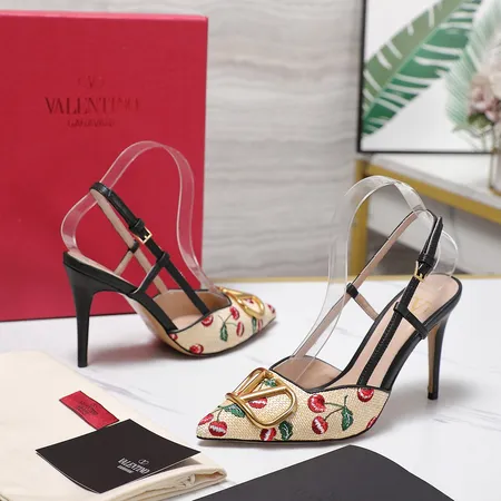 ヴァレンティノ サンダル