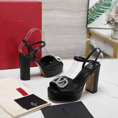 ヴァレンティノ サンダル