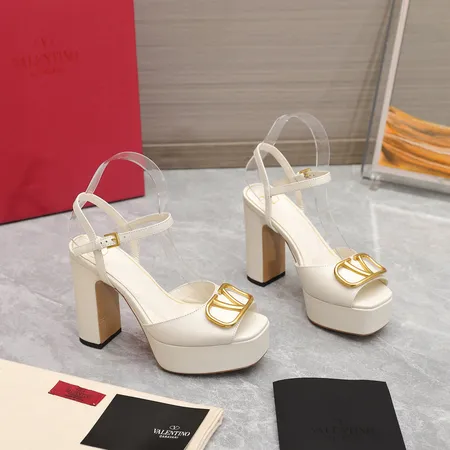 ヴァレンティノ サンダル