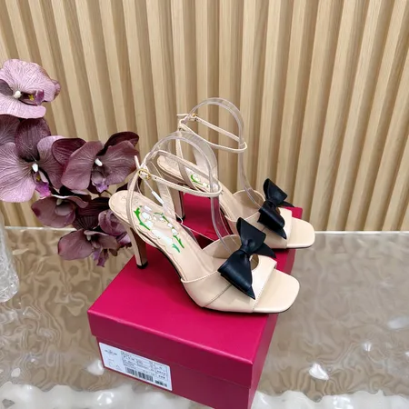 ヴァレンティノ サンダル