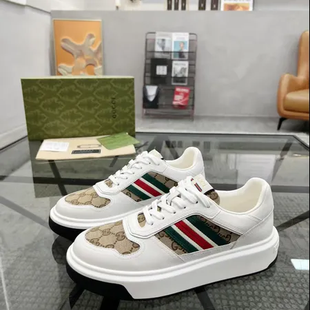 グッチ カジュアルシューズ