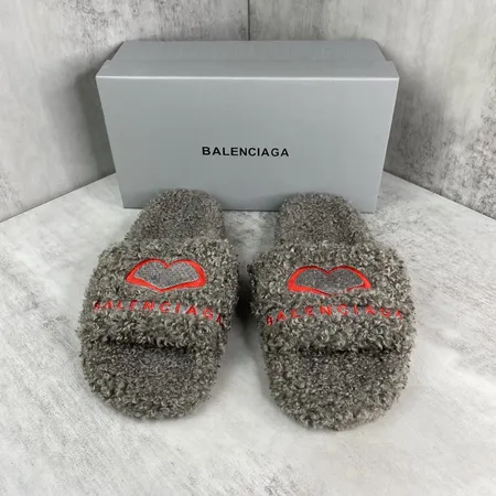 バレンシアガ スリッパ