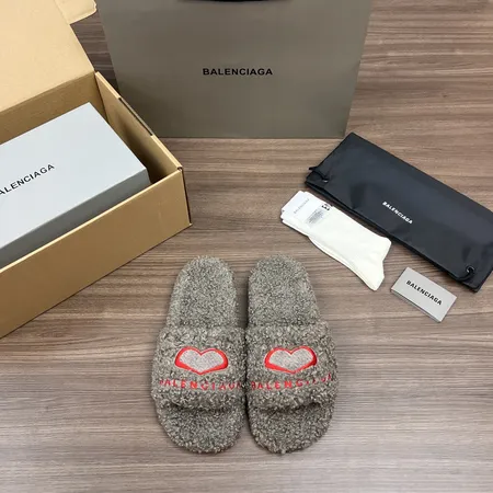 バレンシアガ スリッパ