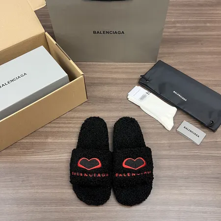 バレンシアガ スリッパ