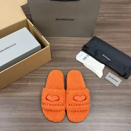 バレンシアガ スリッパ