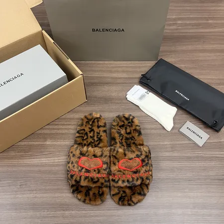 バレンシアガ スリッパ