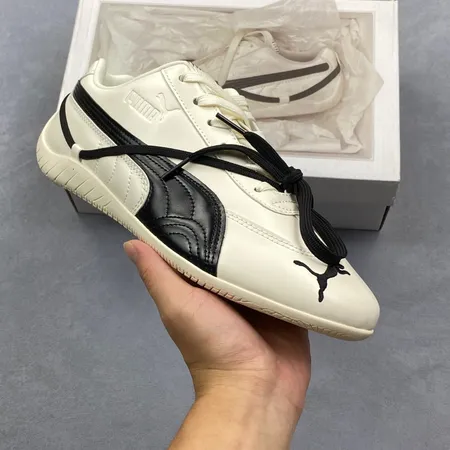 プーマ スニーカー