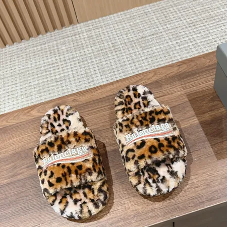 バレンシアガ スリッパ