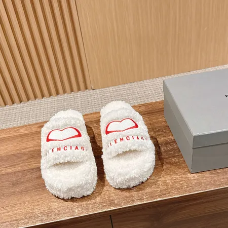 バレンシアガ スリッパ