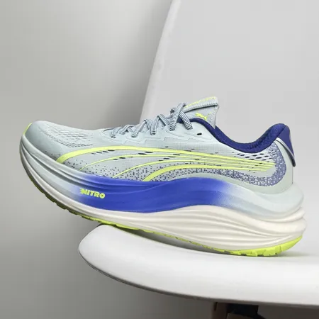 プーマ スニーカー