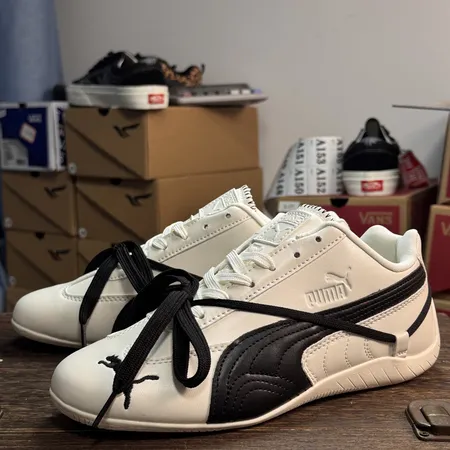プーマ スニーカー