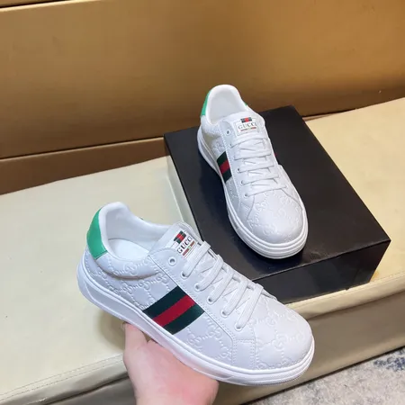 グッチ カジュアルシューズ