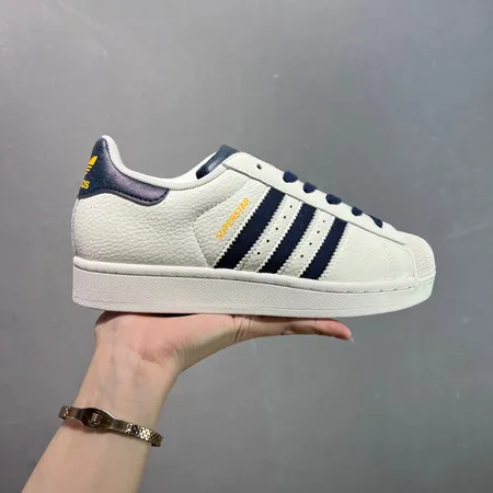 アディダス カジュアルシューズ