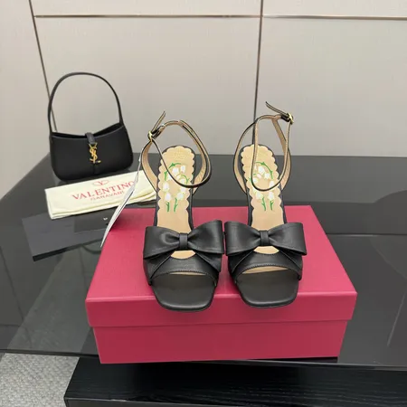ヴァレンティノ サンダル