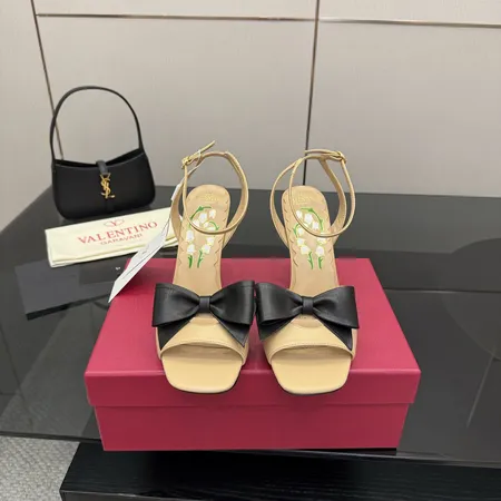 ヴァレンティノ サンダル