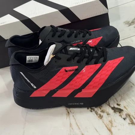 アディダス スニーカー