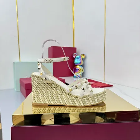 ヴァレンティノ サンダル