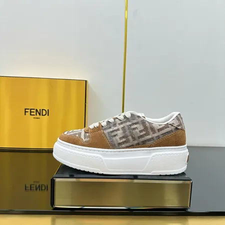 フェンディ カジュアルシューズ