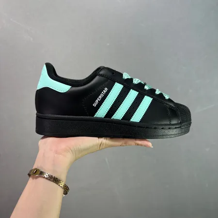 アディダス カジュアルシューズ