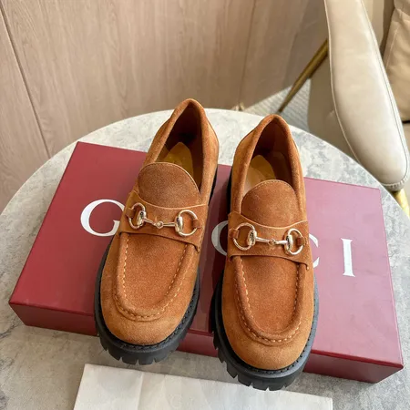 グッチ カジュアルシューズ