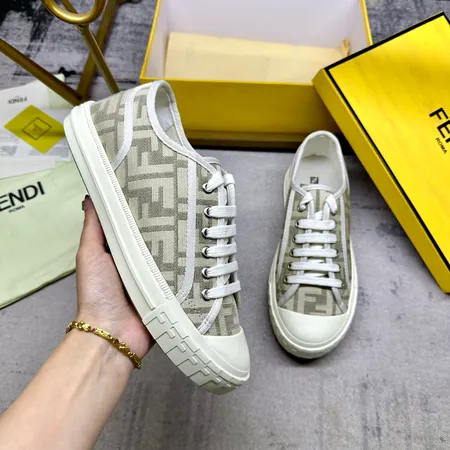 フェンディ カジュアルシューズ