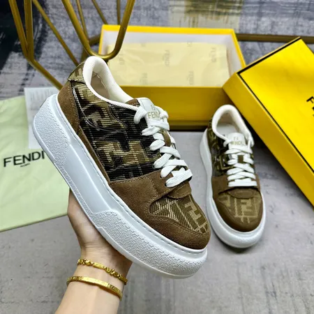 フェンディ カジュアルシューズ