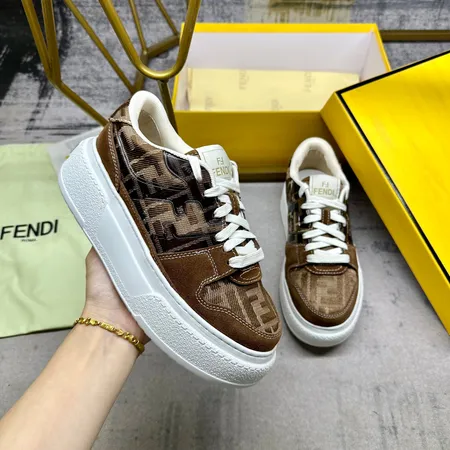 フェンディ カジュアルシューズ