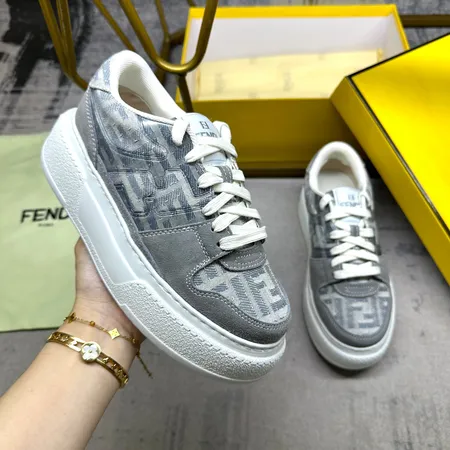 フェンディ カジュアルシューズ