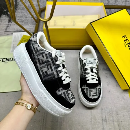 フェンディ カジュアルシューズ