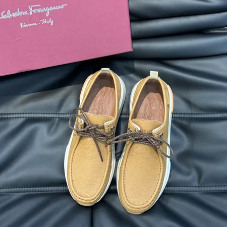 フェラガモ カジュアルシューズ